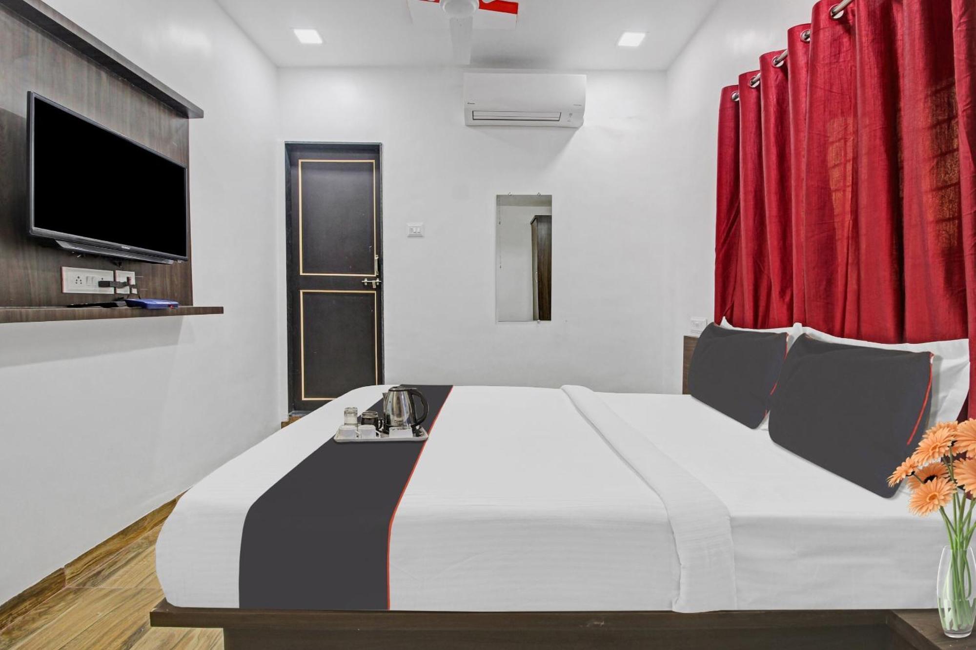 Collection O Sairaj Lodging & Boarding Hotel Shikrapur Exterior photo